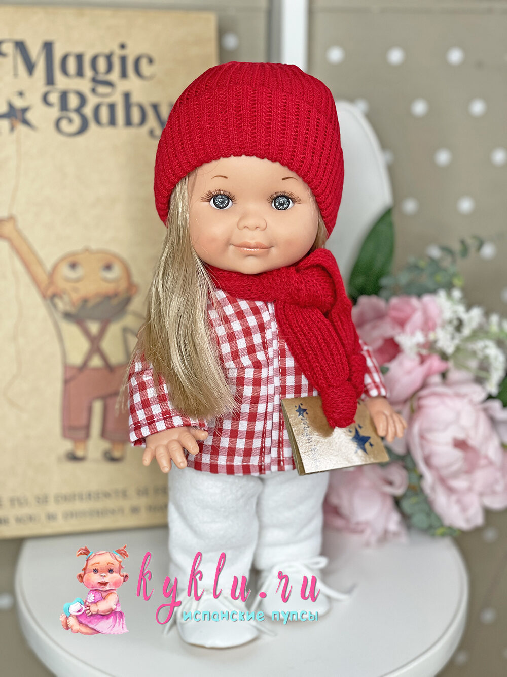 Кукла Бетти в теплом костюме с красной шапочкой