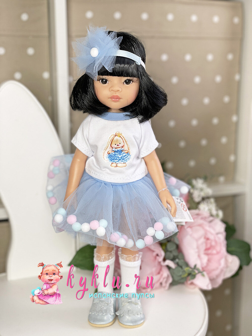 Кукла Лиу с каре в голубом костюме с помпонами