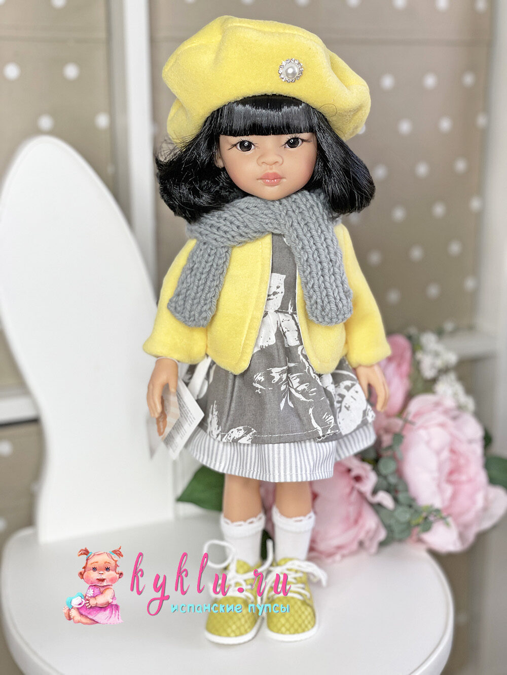 Кукла Лиу с каре в желтом пальто