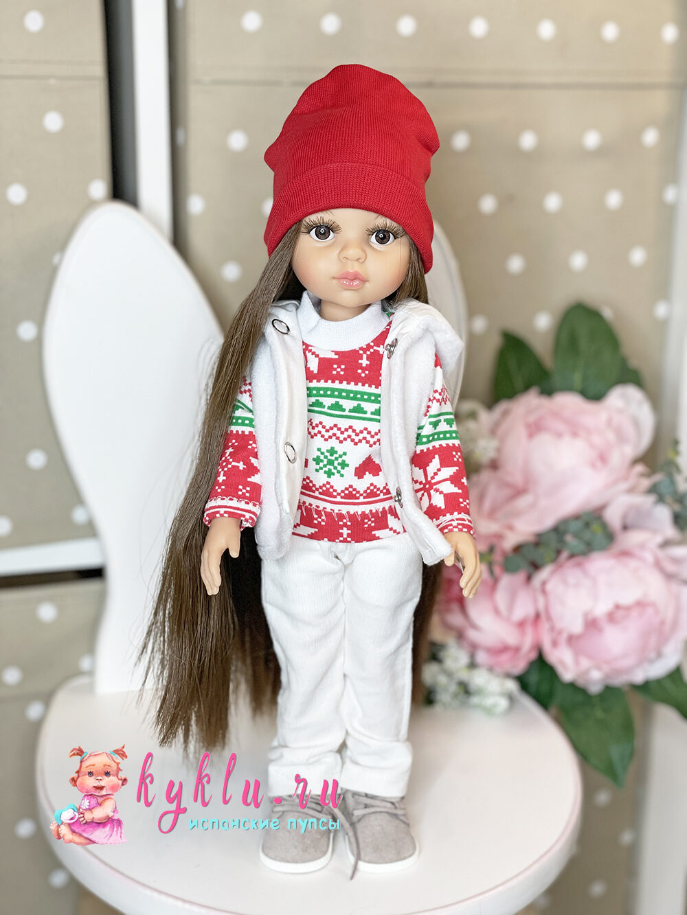 Кукла Кэрол в наряде с новогодним принтом